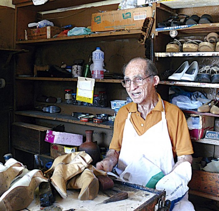 Seu Pedro trabalhou como sapateiro por 77 anos